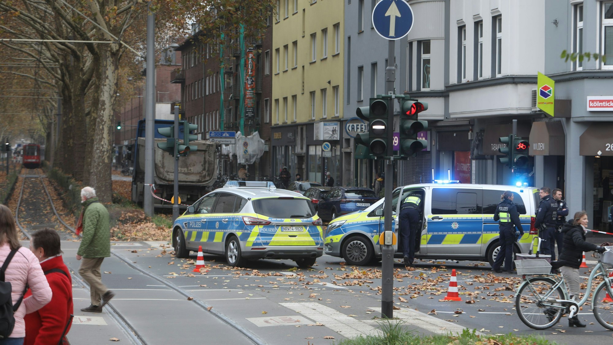 In Höhe Luxemburgerstraße Ecke Gottesweg erfasste ein Lkw-Fahrer einen fünfjährigen Jungen. Wie es zu dem Unfall kam, ermittelt die Polizei.