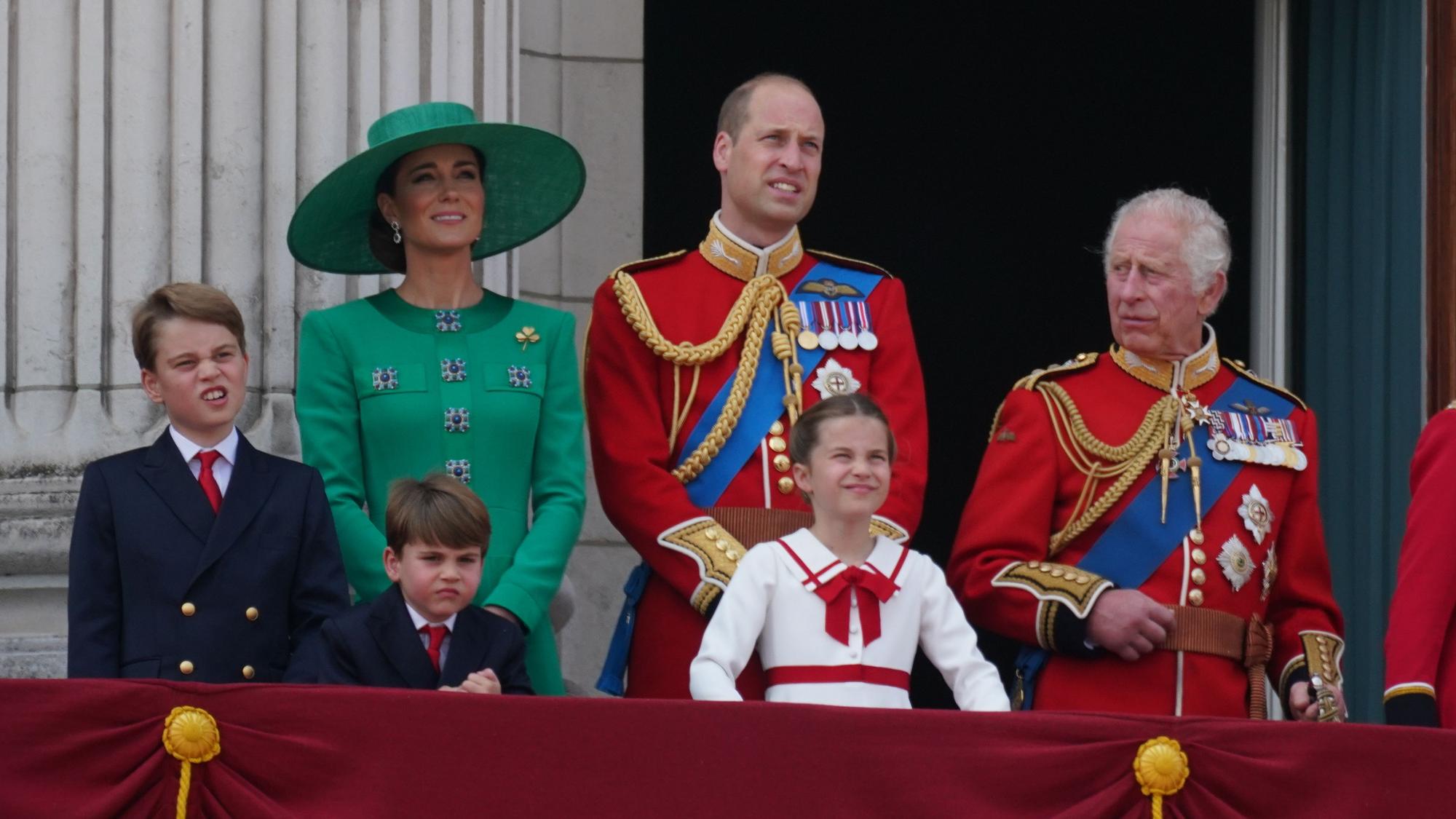 Prinz George (l-r), Prinzessin Kate, Prinz Louis, Prinz William, Prinzessin Charlotte und König Charles III. stehen auf dem Balkon des Buckingham Palastes, um die Flugschau im Anschluss an die „Trooping the Colour“-Parade zu verfolgen.
