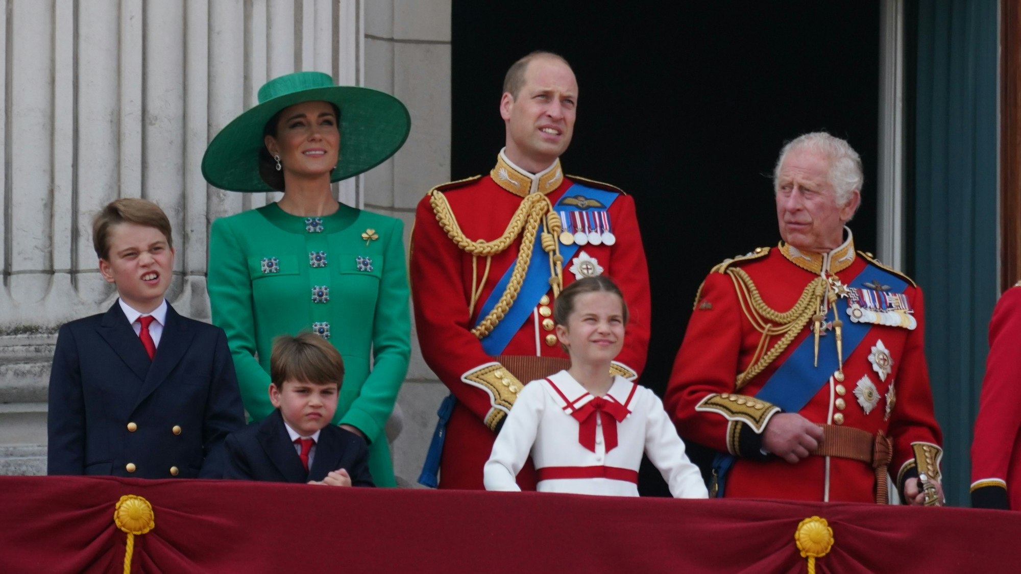 Prinz George (l-r), Prinzessin Kate, Prinz Louis, Prinz William, Prinzessin Charlotte und König Charles III. stehen auf dem Balkon des Buckingham Palastes, um die Flugschau im Anschluss an die „Trooping the Colour“-Parade zu verfolgen.