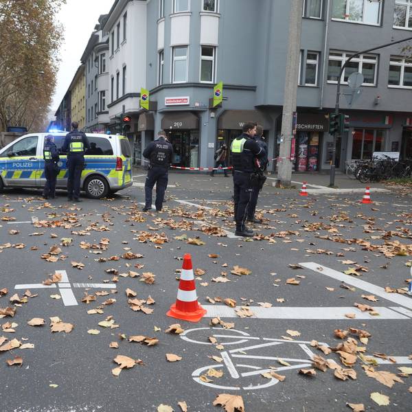 Zu sehen sind Einsatzfahrzeuge und Einsatzkräfte der Kölner Polizei, die an der Ecke Luxemburger Straße/Gottesweg stehen.