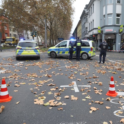 Zu sehen sind Einsatzfahrzeuge  und Einsatzkräfte der Kölner Polizei, die an der Ecke Luxemburger Straße/Gottesweg stehen.
