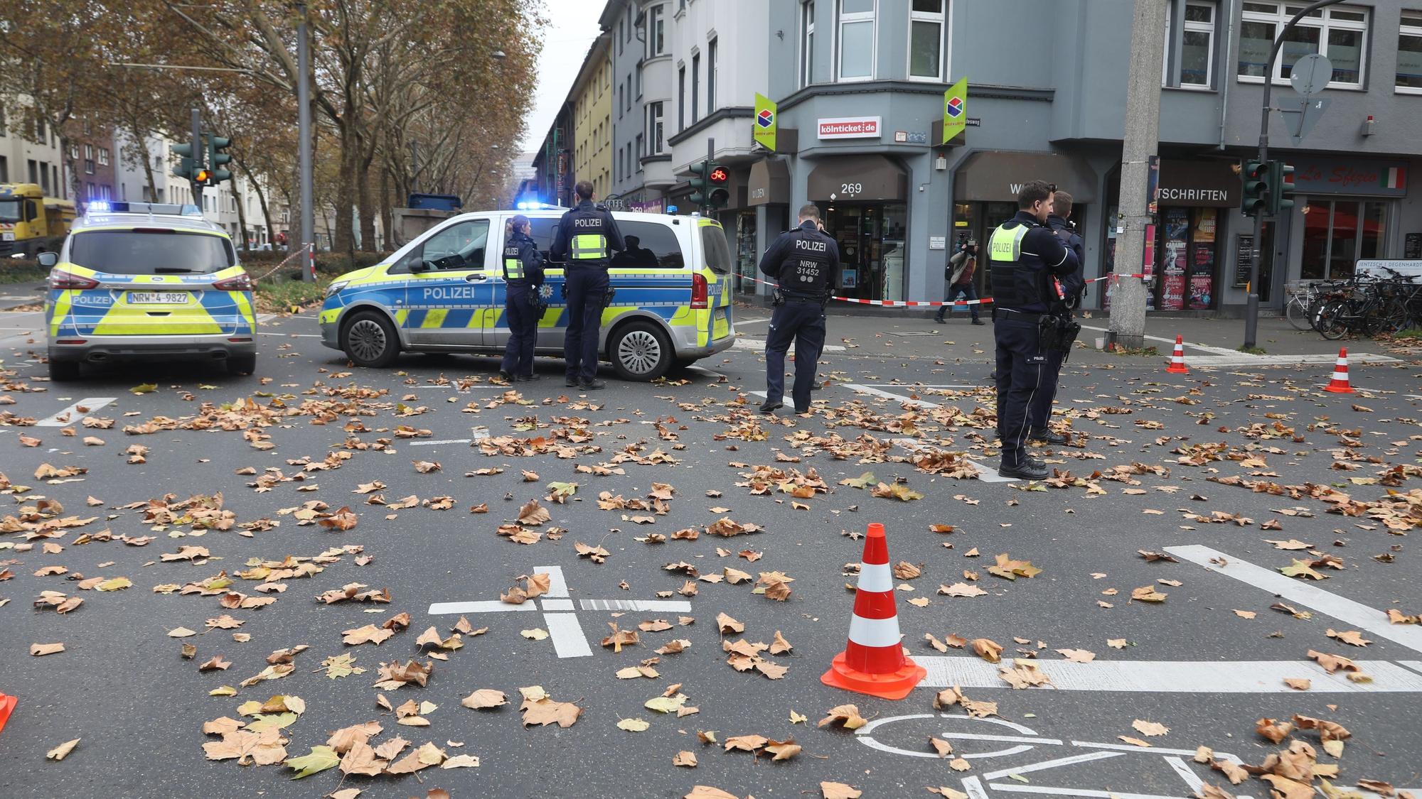 Zu sehen sind Einsatzfahrzeuge und Einsatzkräfte der Kölner Polizei, die an der Ecke Luxemburger Straße/Gottesweg stehen.