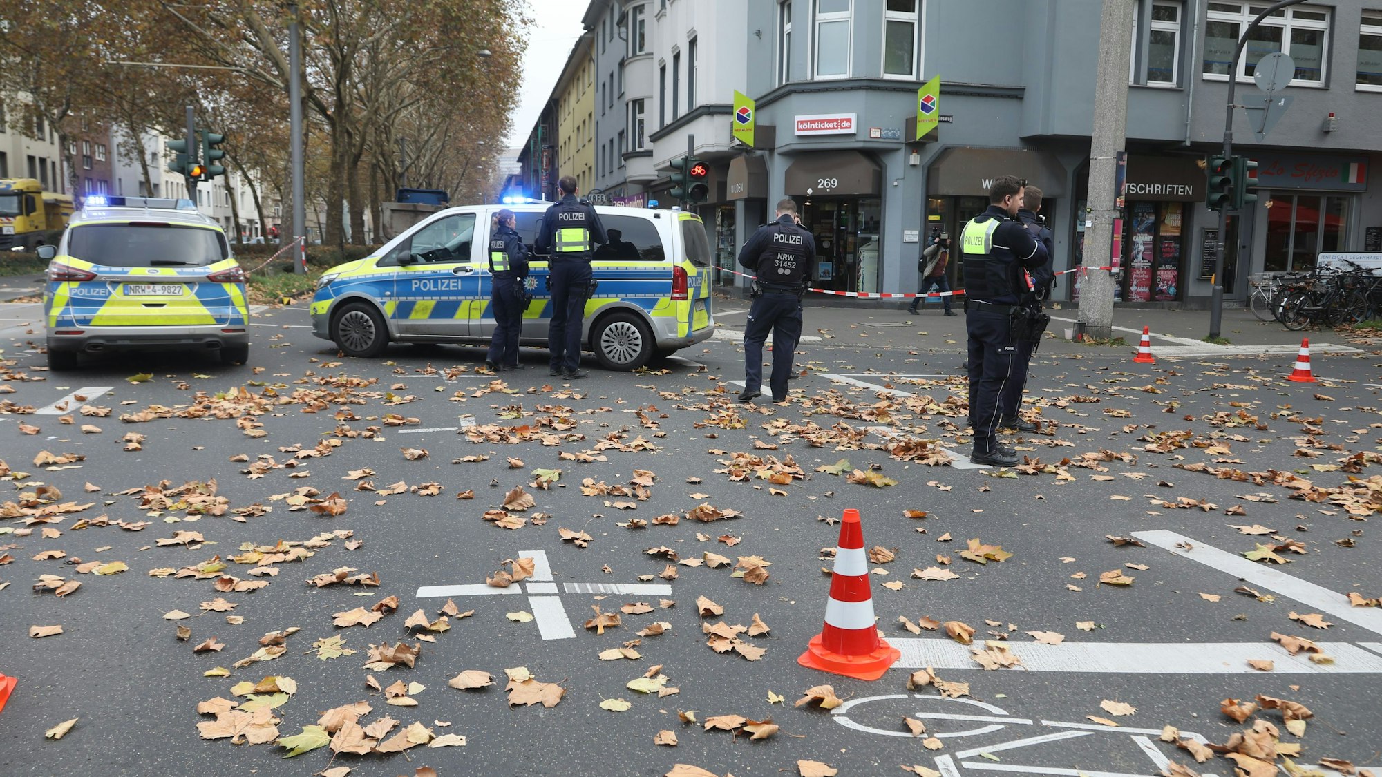 Zu sehen sind Einsatzfahrzeuge und Einsatzkräfte der Kölner Polizei, die an der Ecke Luxemburger Straße/Gottesweg stehen.
