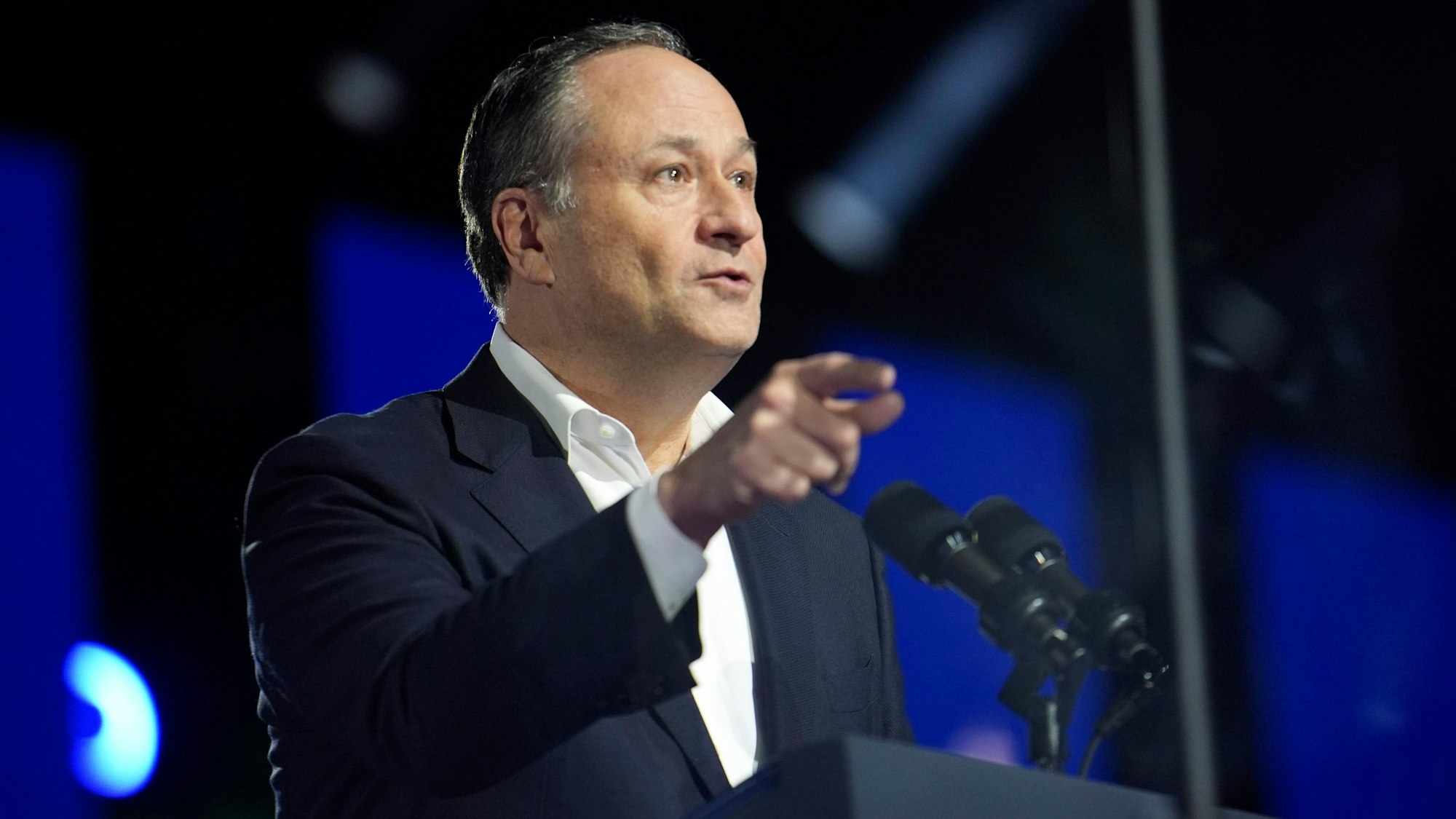 Second Gentleman Doug Emhoff spricht während einer Wahlkampfveranstaltung für die demokratische US-Vizepräsidentschaftskandidatin Harris vor dem Philadelphia Museum of Art in Philadelphia. (Archivbild)