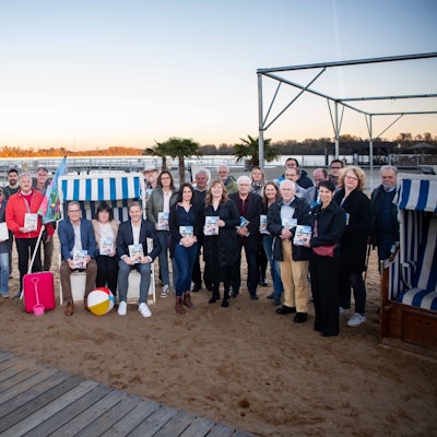 Das Bild zeigt die Autoren und Verantwortlichen des Kreisjahrbuchs am Zülpicher See.