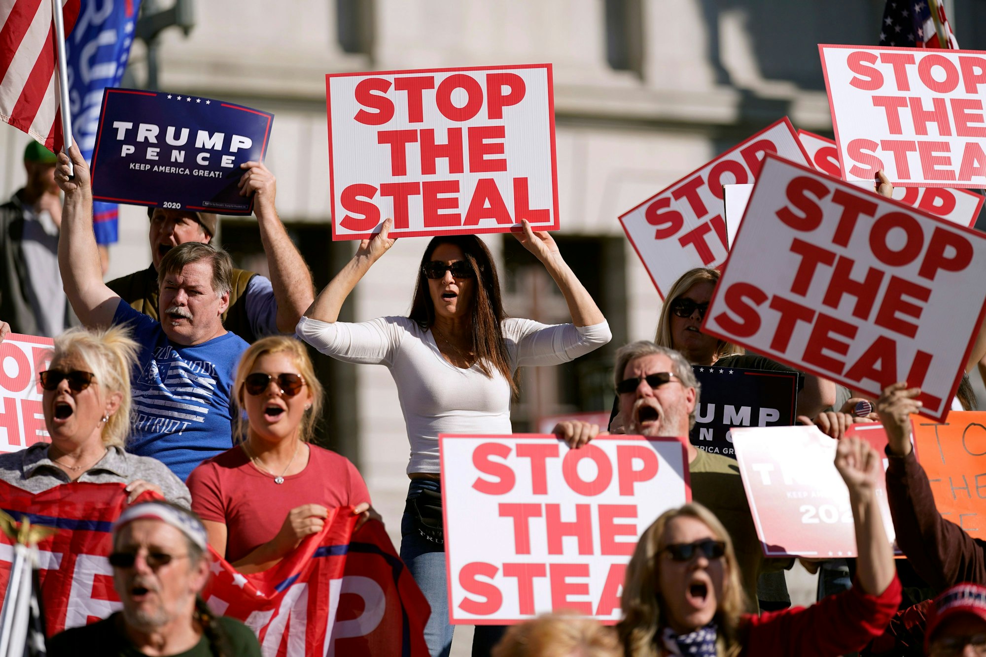 Menschen nehmen mit Plakaten mit der Aufschrift "Stop The Steal" (Stoppt den Diebstahl) an einem Protest vor dem Capitol des Bundesstaates Pennsylvania teil, während die Stimmenauszählung nach der Präsidentschaftswahl weitergeht. (Archivfoto)
