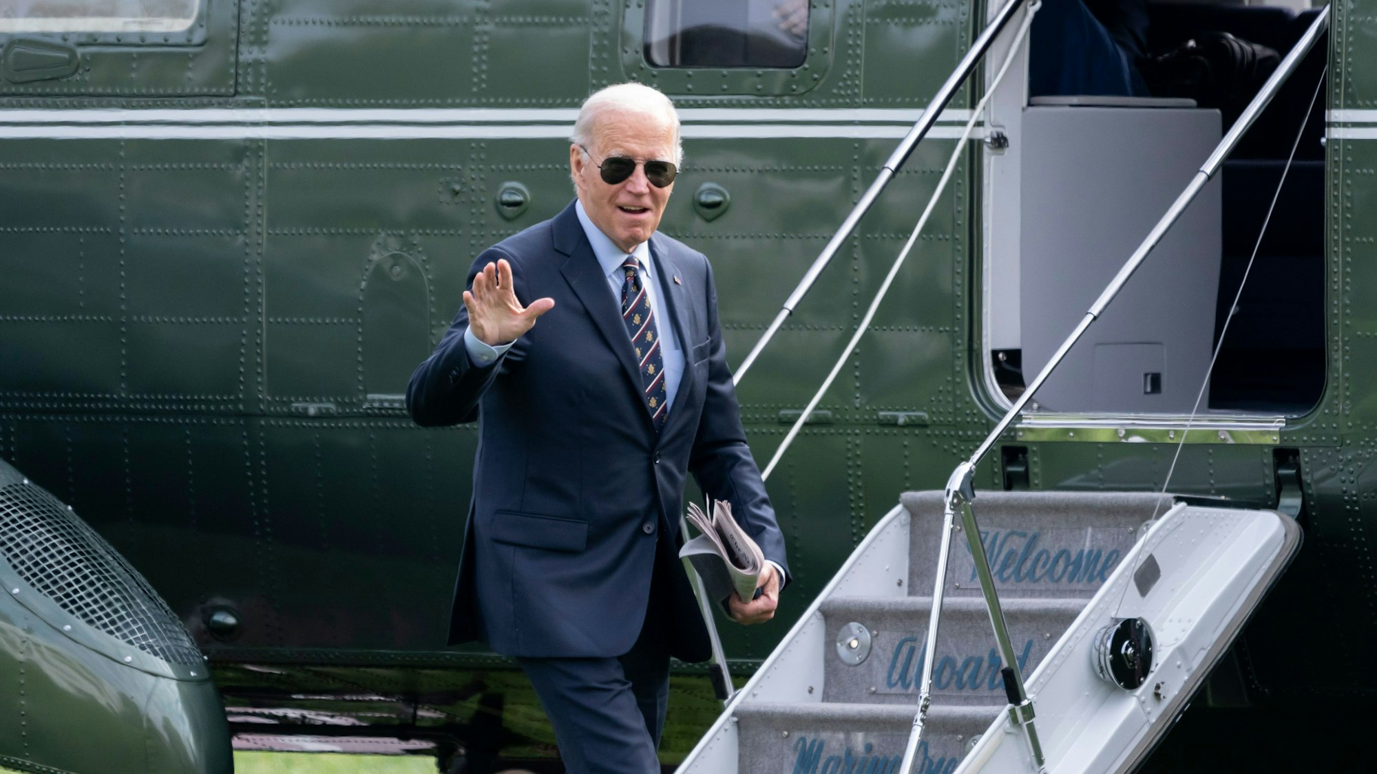 04.11.2024, USA, Washington: US-Präsident Joe Biden verlässt den Hubschrauber Marine One nach seiner Ankunft auf dem South Lawn des Weißen Hauses.