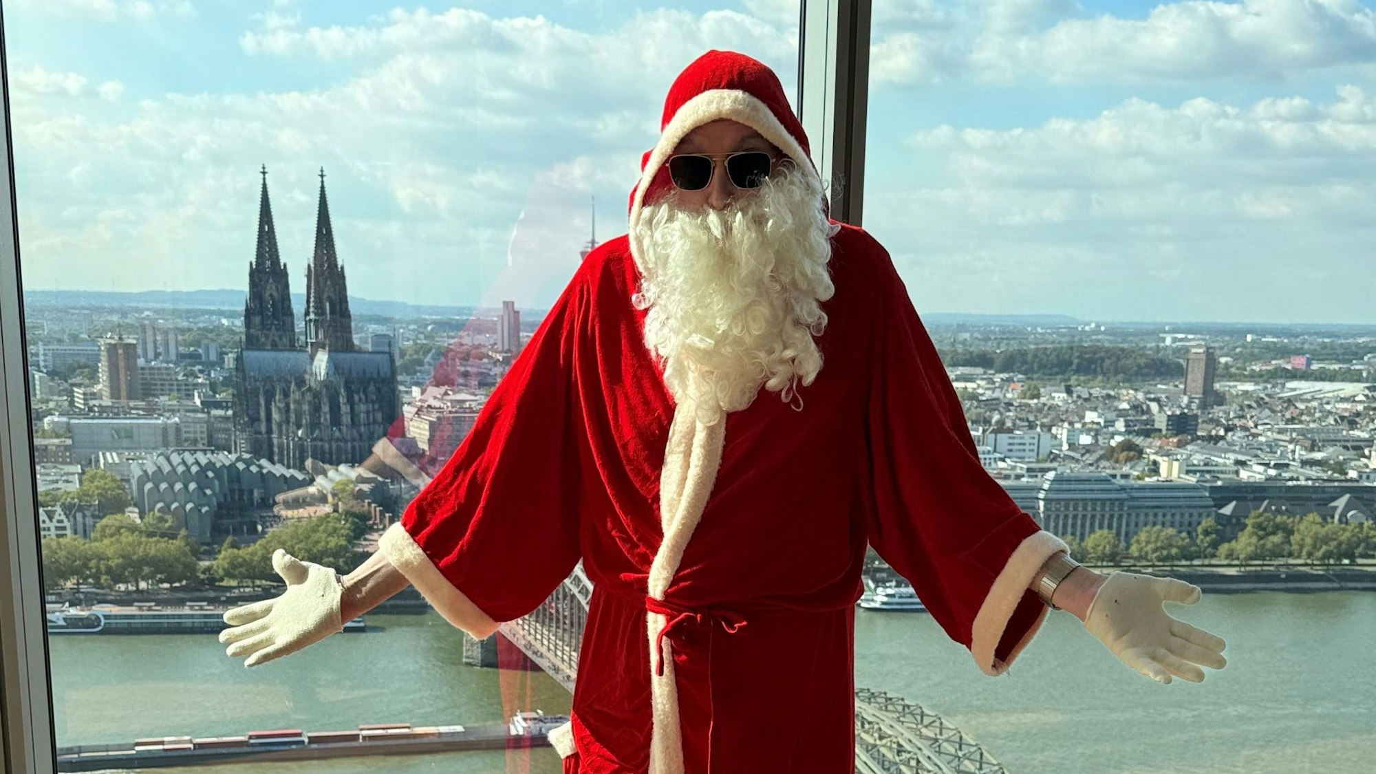 Lutz Schebesta liest im Köln-Sky aus seinem neuen satirischen Weihnachtsroman.