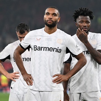 Leverkusens Granit Xhaka (l-r), Jonathan Tah, Edmond Tapsoba und Florian Wirtz stehen nach dem Spiel enttäuscht bei den Fans.