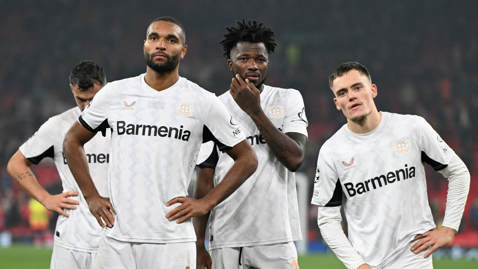 Leverkusens Granit Xhaka (l-r), Jonathan Tah, Edmond Tapsoba und Florian Wirtz stehen nach dem Spiel enttäuscht bei den Fans.
