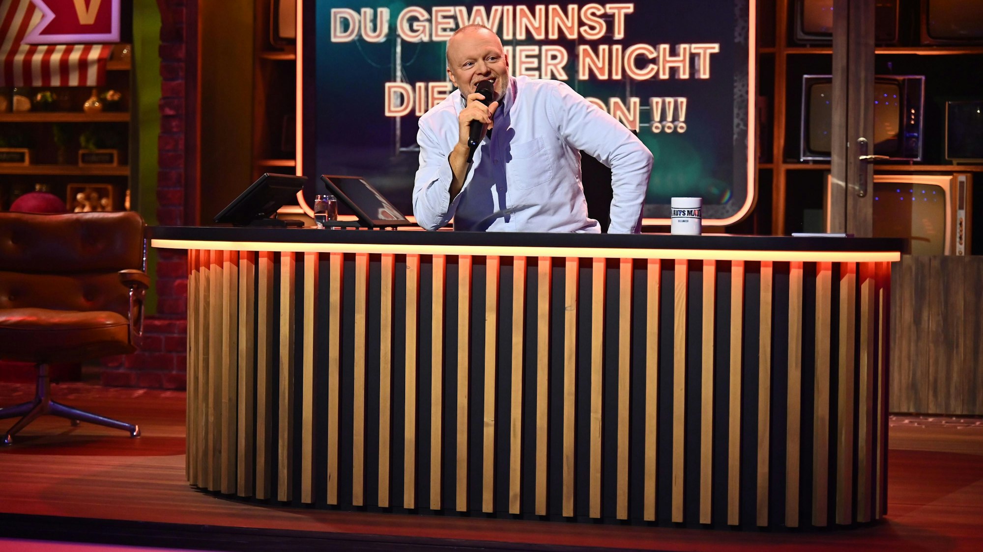Stefan Raab sitzt im Studio.