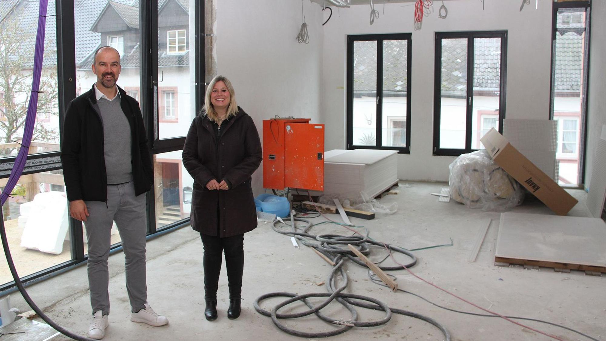 Bürgermeisterin Jennifer Meuren und Abteilungsleiter Guido Waters stehen in den einem Raum, der noch eine Baustelle ist.