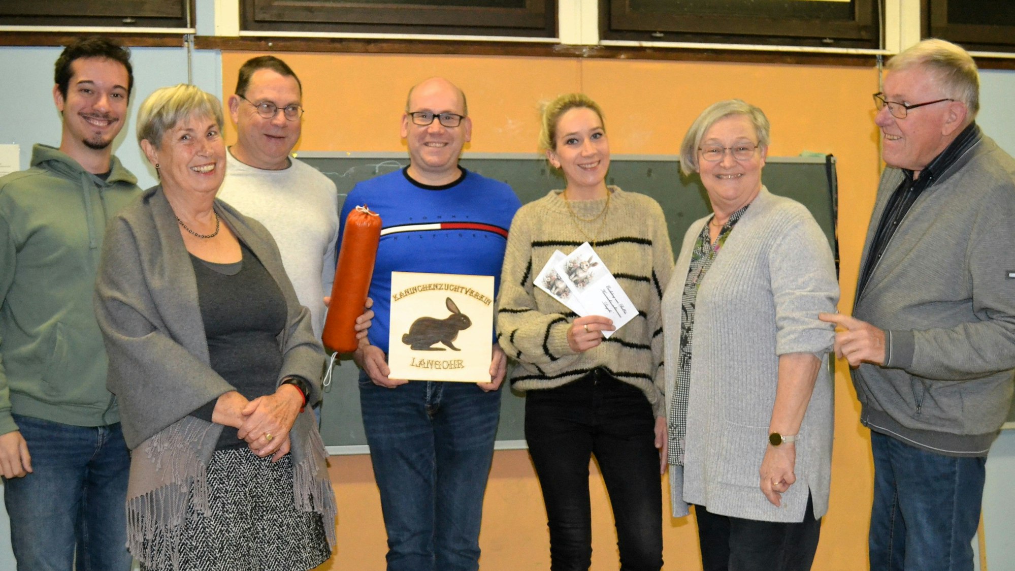 Vier Männer und drei Frauen stehen nebeneinander auf der Bühne.