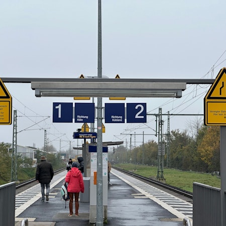 Der Bahnhof Menden in Sankt Augustin wird im Rahmen des Projektes S 13 umgebaut. Menschen stehen am Gleis und warten auf den Zug.