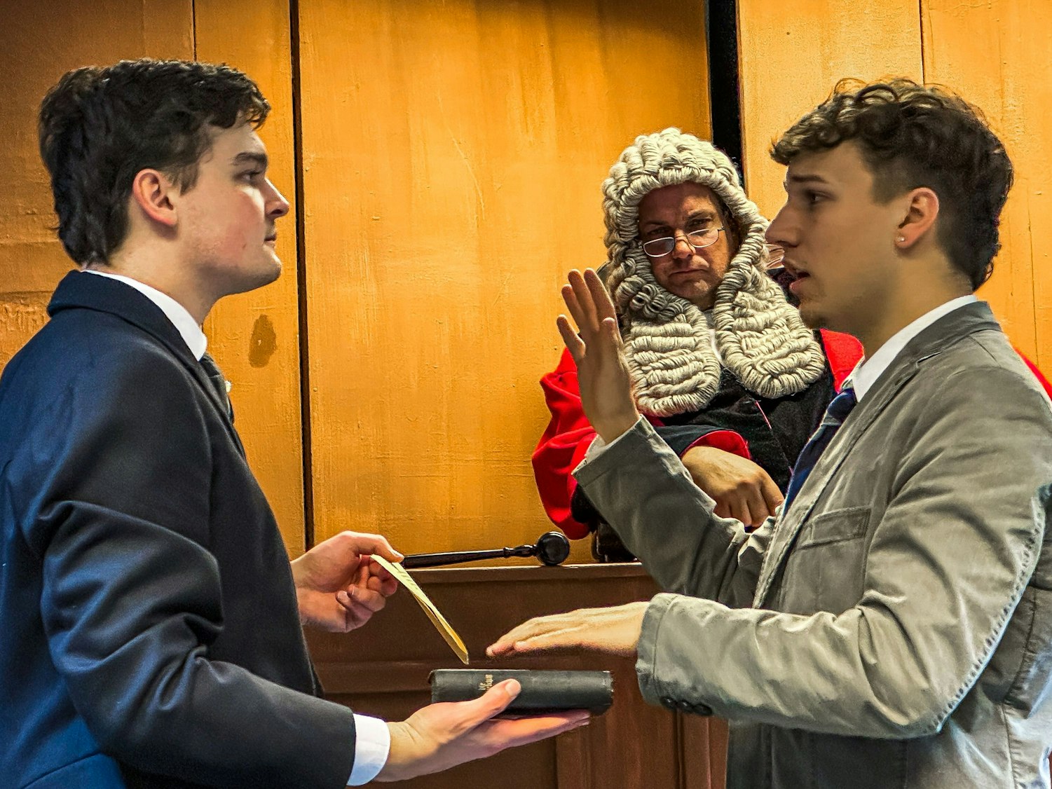 Die Volksbühne Bergisch Neukirchen präsentiert „Zeugin der Anklage“