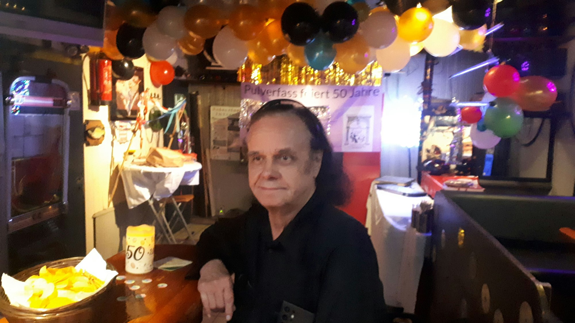 Seit 50 Jahren steht Gastwirt Udo Lamberg hinter der Theke seines Ladens.