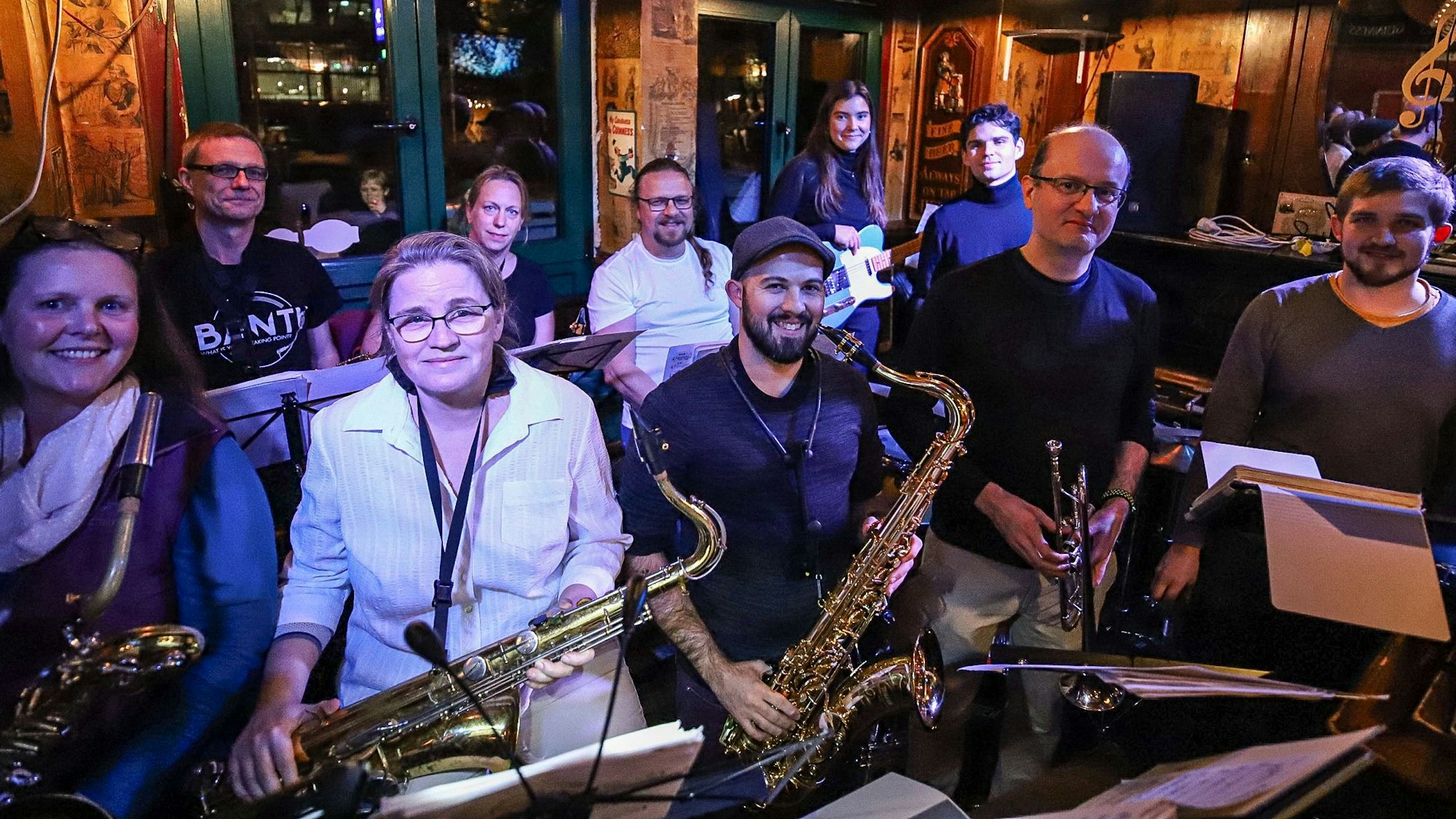 Musiker stehen in einer Kneipe