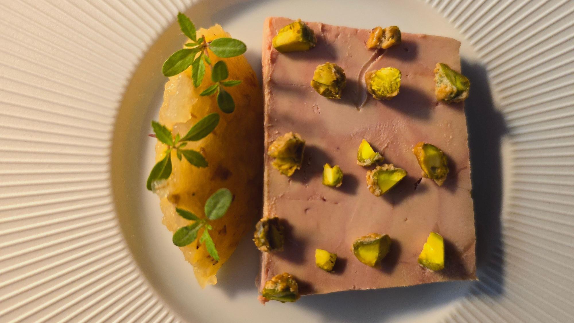 Gänseleberterrine mit Ananas-Apfel-Ingwer-Kompott und geröstetes Brioche