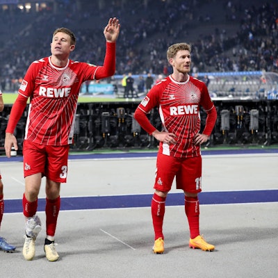 Dominique Heintz feierte nach dem 1:0-Sieg in Berlin mit den mitgereisten FC-Fans, der Verteidiger hatte den Pass zum entscheidenden Tor aufgelegt.