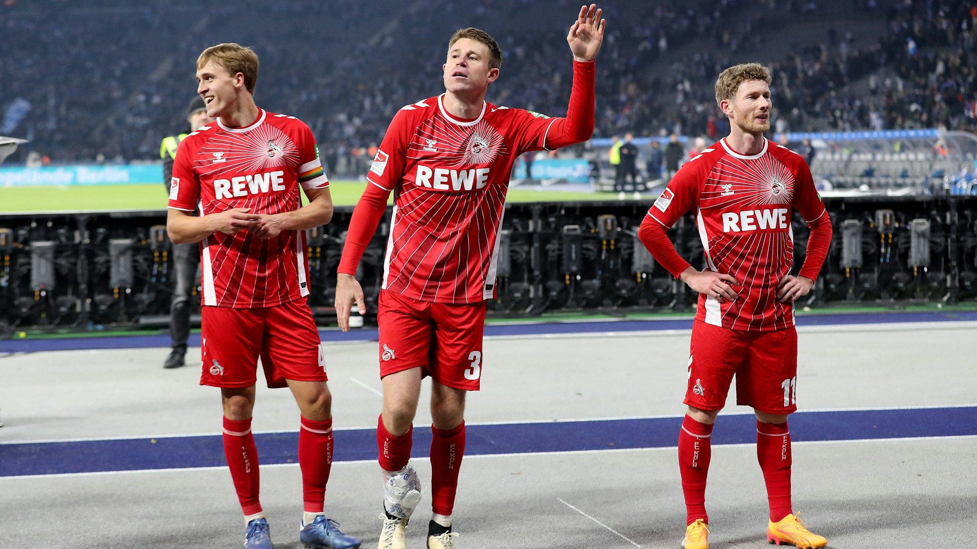 Dominique Heintz feierte nach dem 1:0-Sieg in Berlin mit den mitgereisten FC-Fans, der Verteidiger hatte den Pass zum entscheidenden Tor aufgelegt.