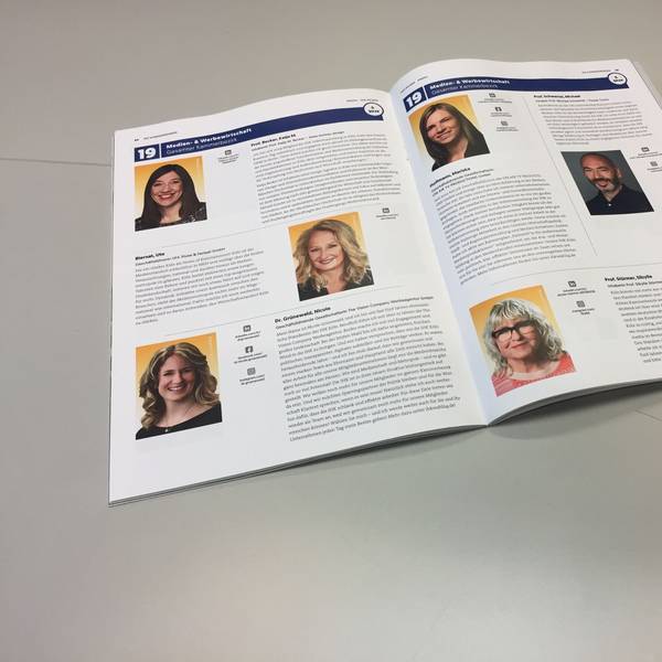 Ein Magazin der Industrie- und Handelskammer (IHK) liegt auf dem Tisch. Auf den aufegblätterten Seiten sind Portrait mit unterschiedlichen, farbigen Hintergründe abgebildet.