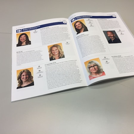 Ein Magazin der Industrie- und Handelskammer (IHK) liegt auf dem Tisch. Auf den aufegblätterten Seiten sind Portrait mit unterschiedlichen, farbigen Hintergründe abgebildet.