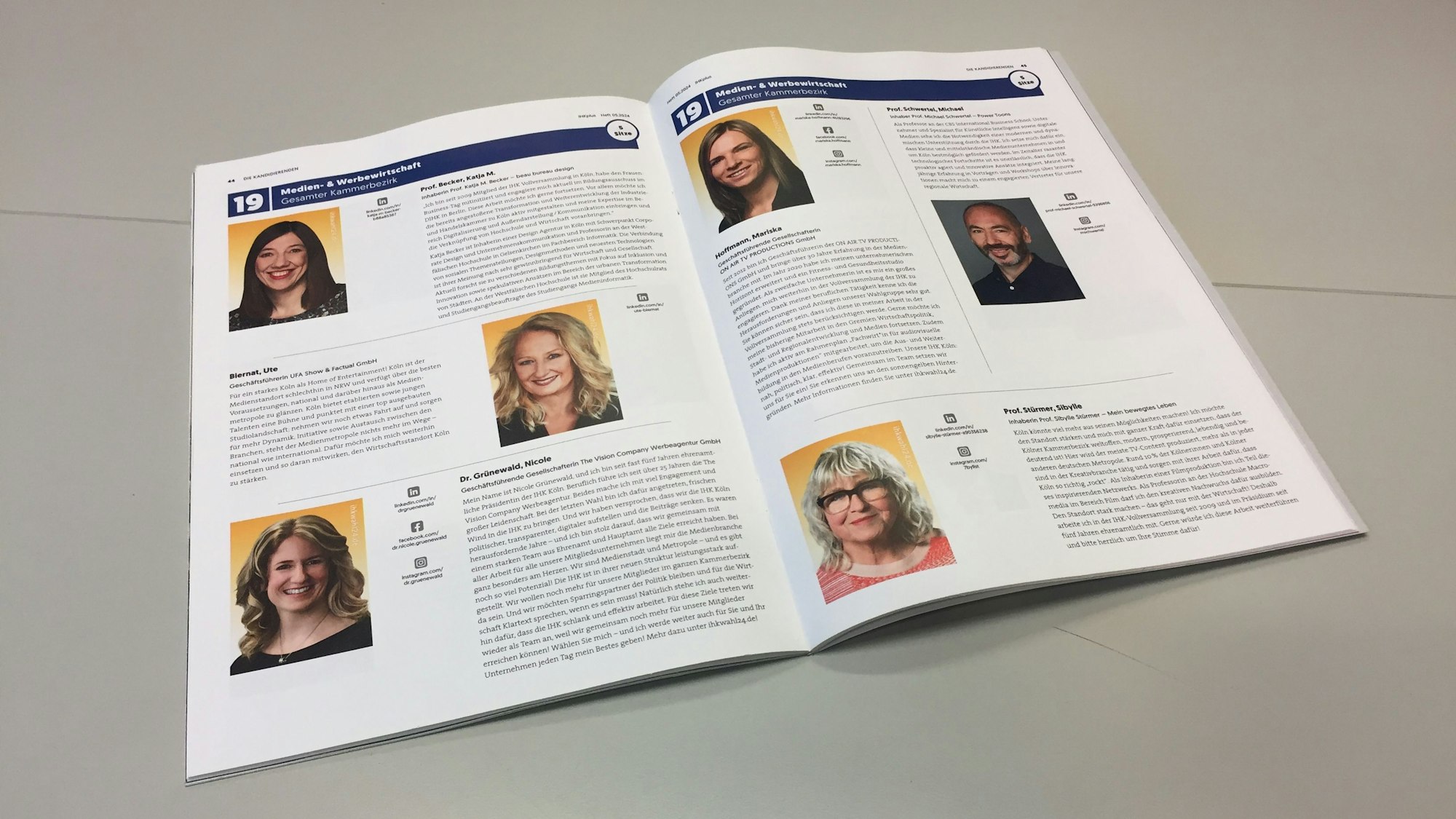 Ein Magazin der Industrie- und Handelskammer (IHK) liegt auf dem Tisch. Auf den aufegblätterten Seiten sind Portrait mit unterschiedlichen, farbigen Hintergründe abgebildet.