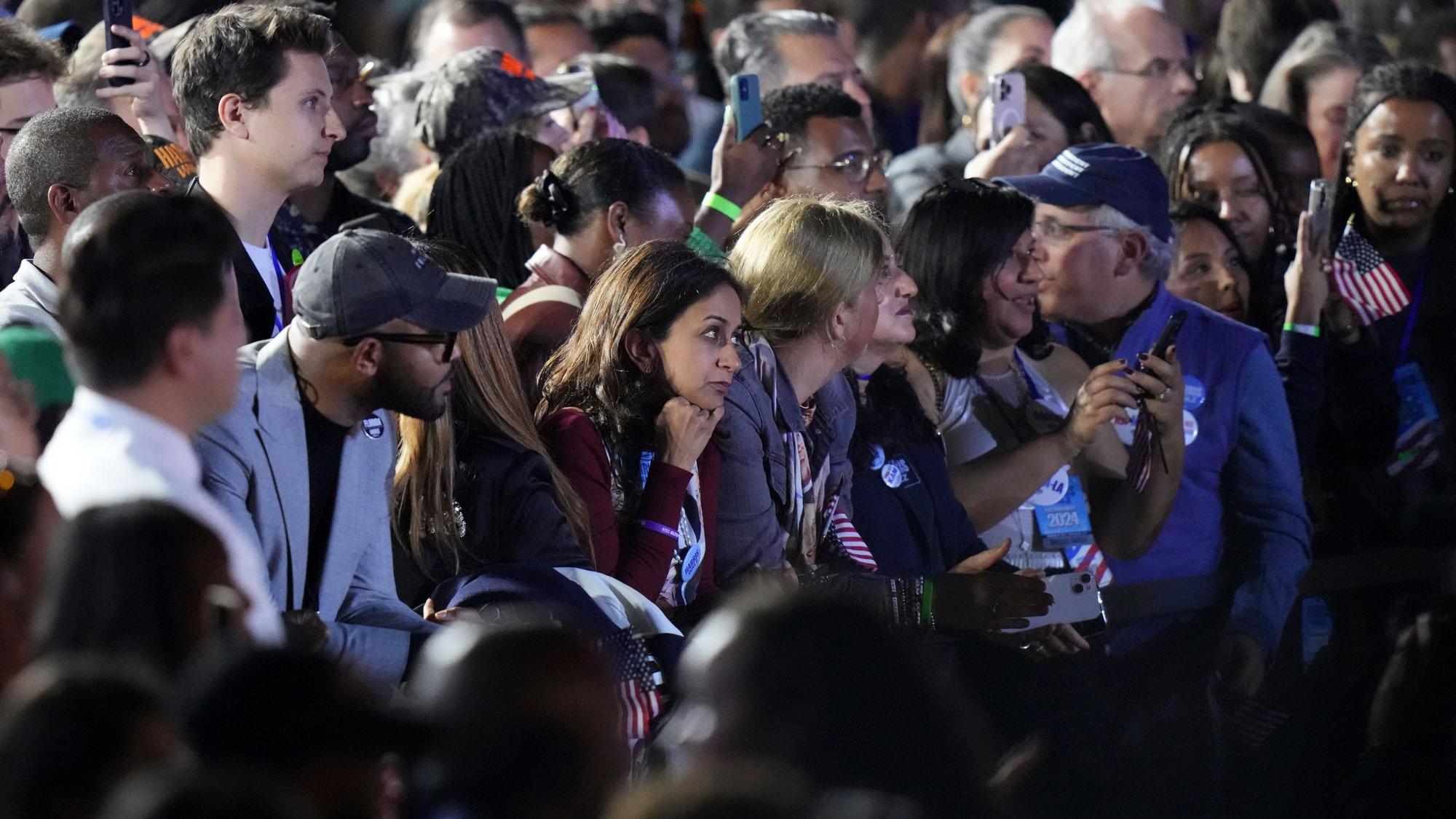 Den Abend hatten sich die Unterstützer von Kamala Harris anders vorgestellt. Die Stimmung auf der Wahlparty war gedrückt, nachdem bekannt wurde, dass Donald Trump die ersten beiden Swing States für sich entschieden hat.