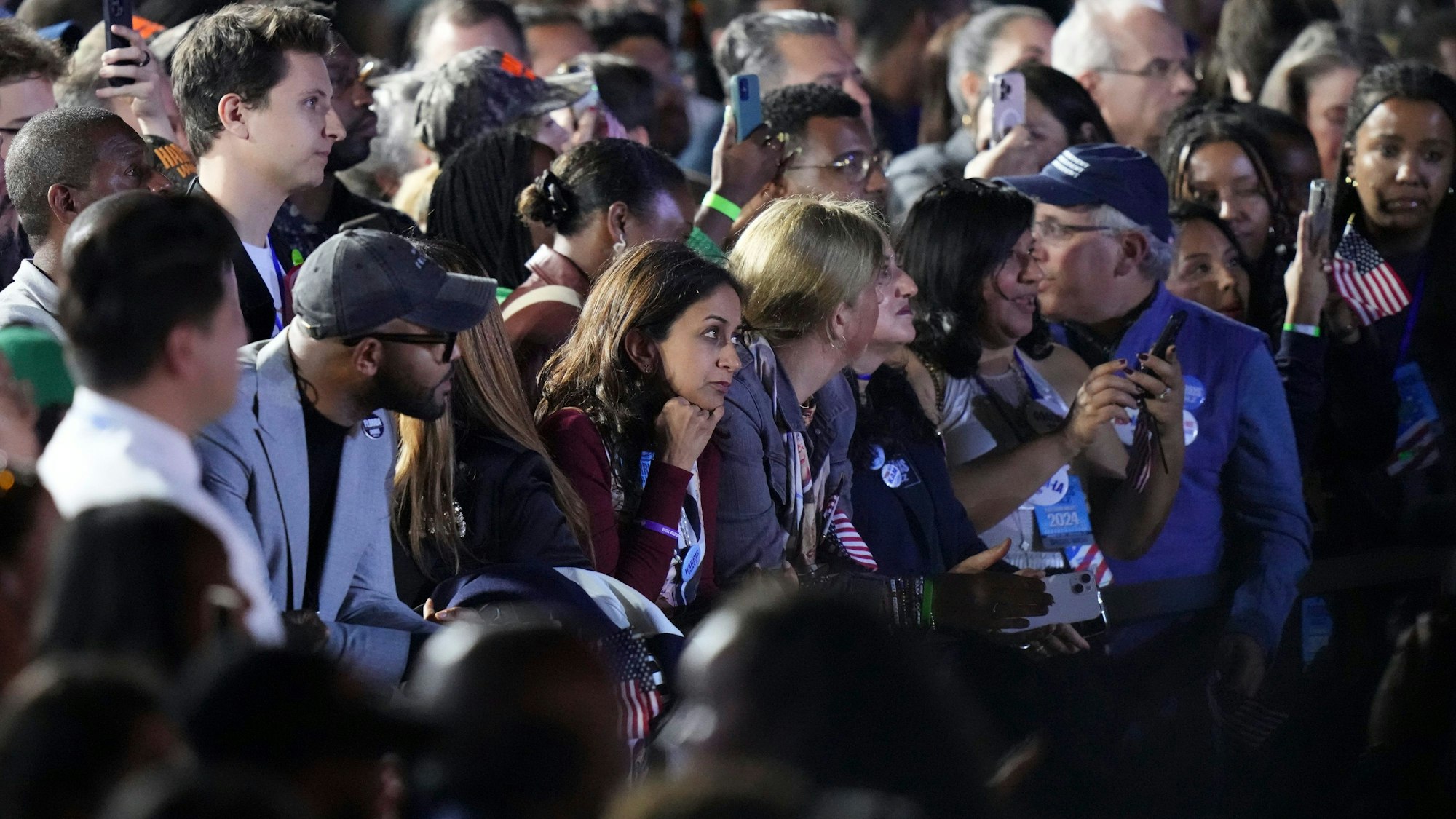 Den Abend hatten sich die Unterstützer von Kamala Harris anders vorgestellt. Die Stimmung auf der Wahlparty war gedrückt, nachdem bekannt wurde, dass Donald Trump die ersten beiden Swing States für sich entschieden hat.