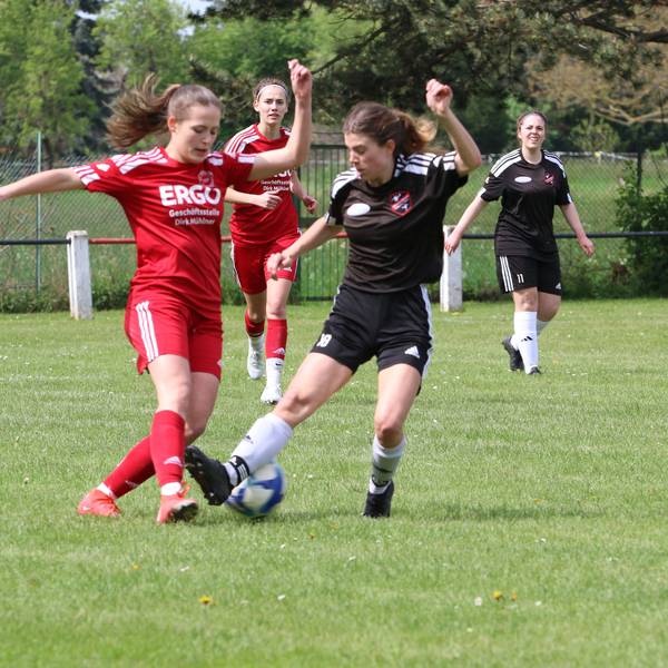 Füssenichs Fußballerin Laura Pöhler (r.) verpasst den Ball und trifft den Fuß der Gegenspielerin