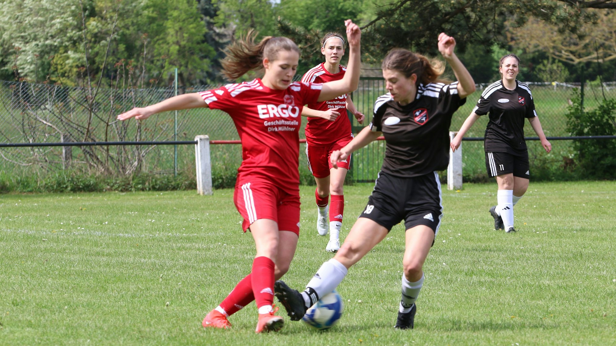 Füssenichs Fußballerin Laura Pöhler (r.) verpasst den Ball und trifft den Fuß der Gegenspielerin