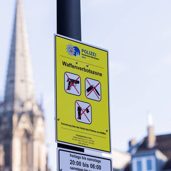 Hinweisschild der Polizei weist auf eine Waffenverbotszone an der Ausgehmeile Zülpicher Straße hin