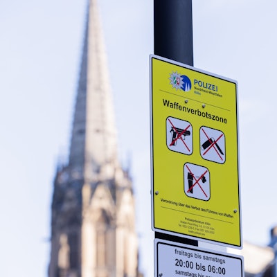 Hinweisschild der Polizei weist auf eine Waffenverbotszone an der Ausgehmeile Zülpicher Straße hin