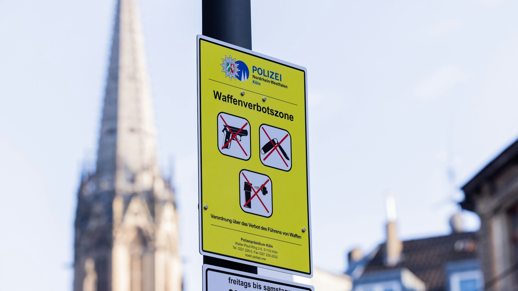 Hinweisschild der Polizei weist auf eine Waffenverbotszone an der Ausgehmeile Zülpicher Straße hin