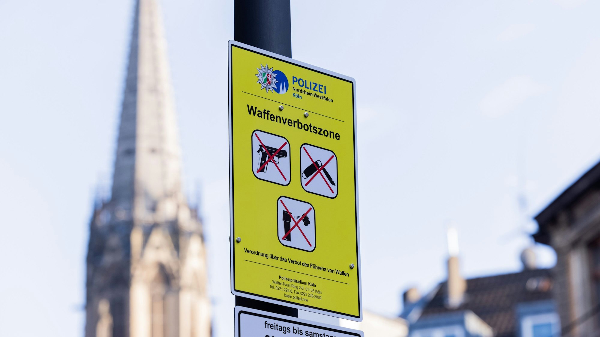 Hinweisschild der Polizei weist auf eine Waffenverbotszone an der Ausgehmeile Zülpicher Straße hin