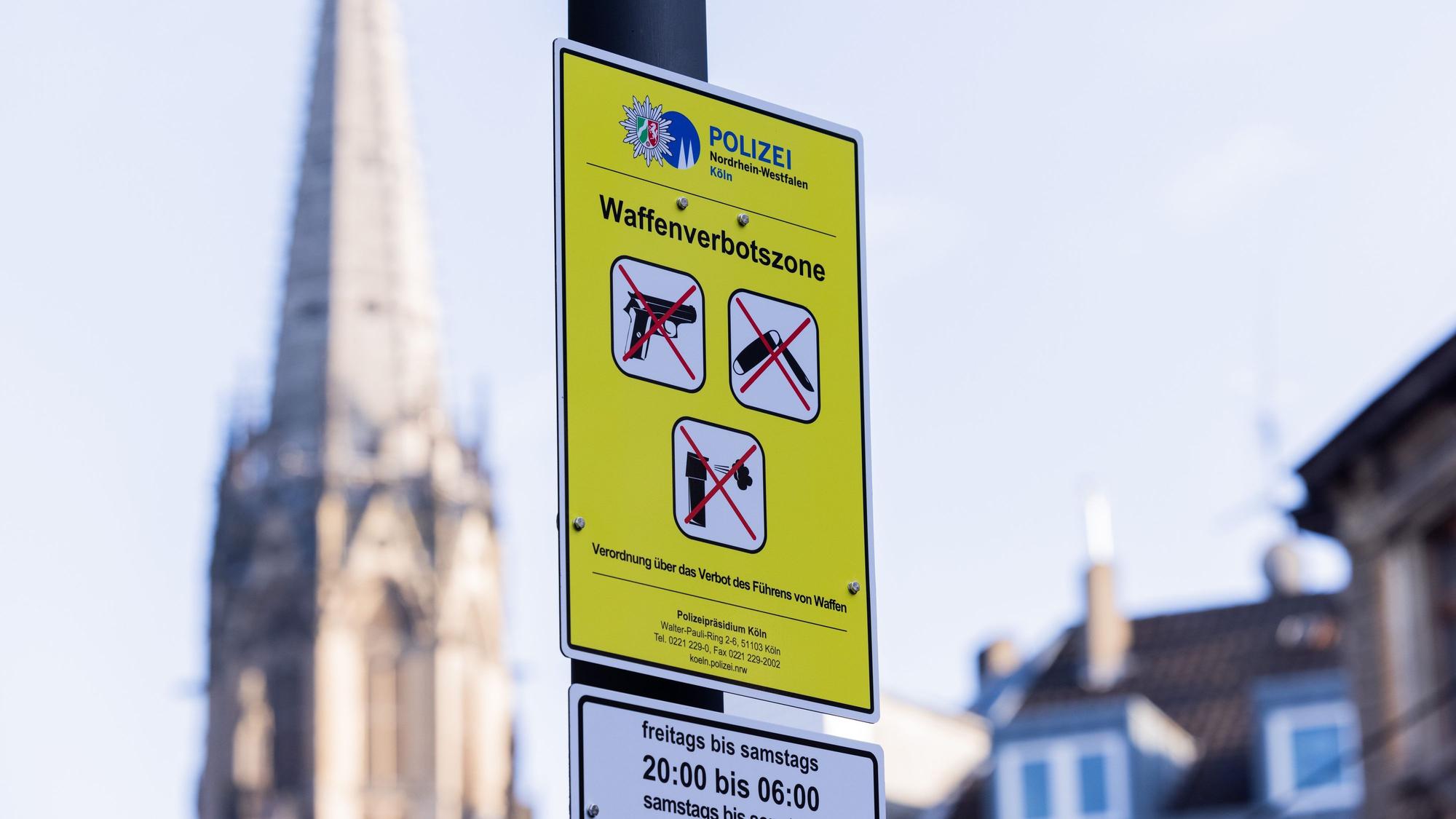 Ein Hinweisschild der Polizei weist auf eine Waffenverbotszone an der Ausgehmeile Zülpicher Straße hin.