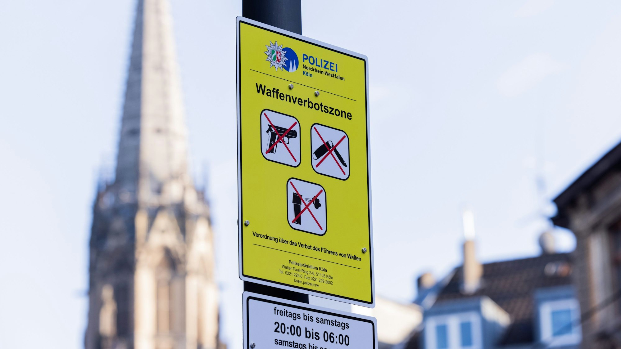 Ein Hinweisschild der Polizei weist auf eine Waffenverbotszone an der Ausgehmeile Zülpicher Straße hin.