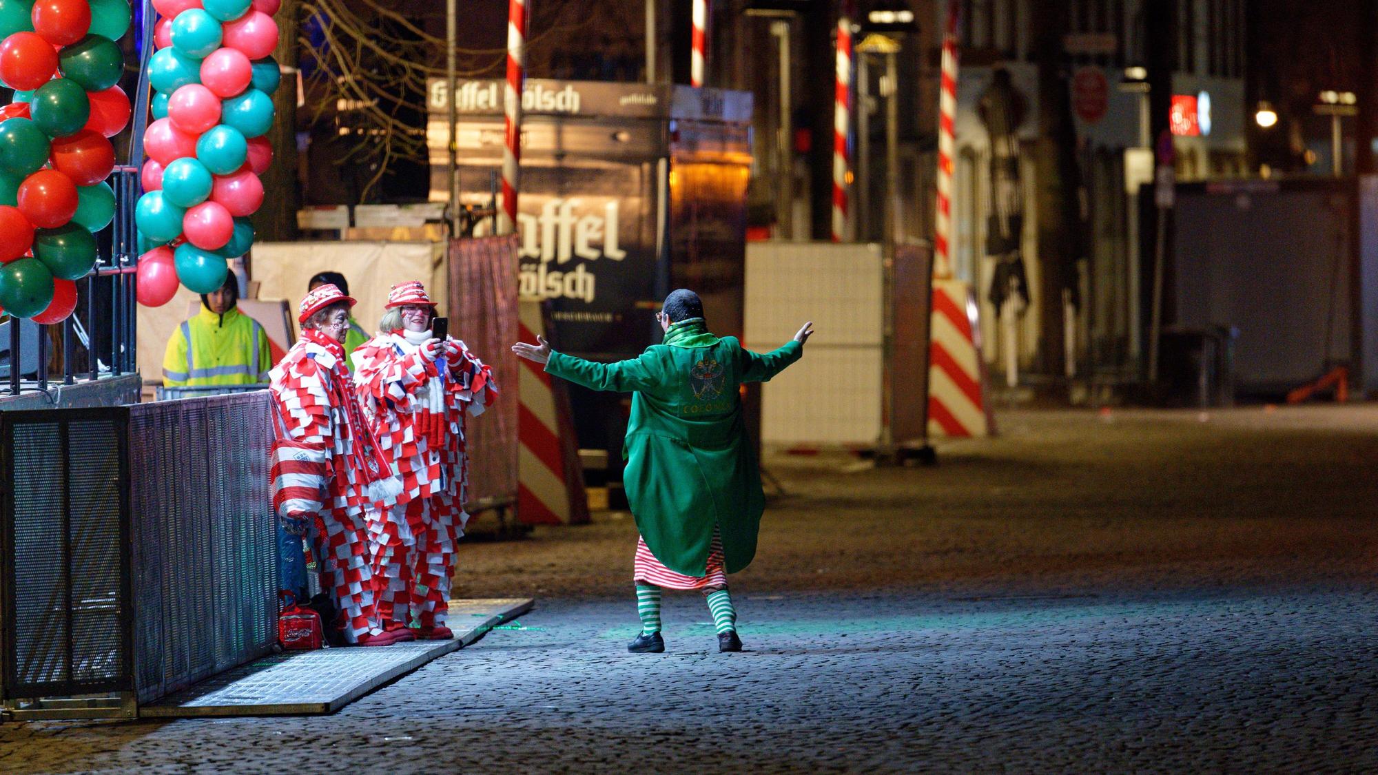 Immer die ersten: Auch an Weiberfastnacht 2024 wartete Edith Papke schon nachts in der Altstadt.