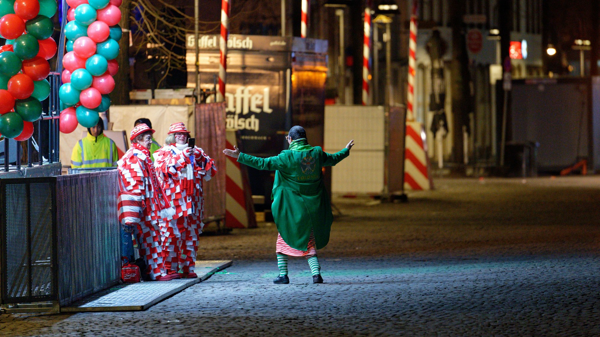 Immer die ersten: Auch an Weiberfastnacht 2024 wartete Edith Papke schon nachts in der Altstadt.