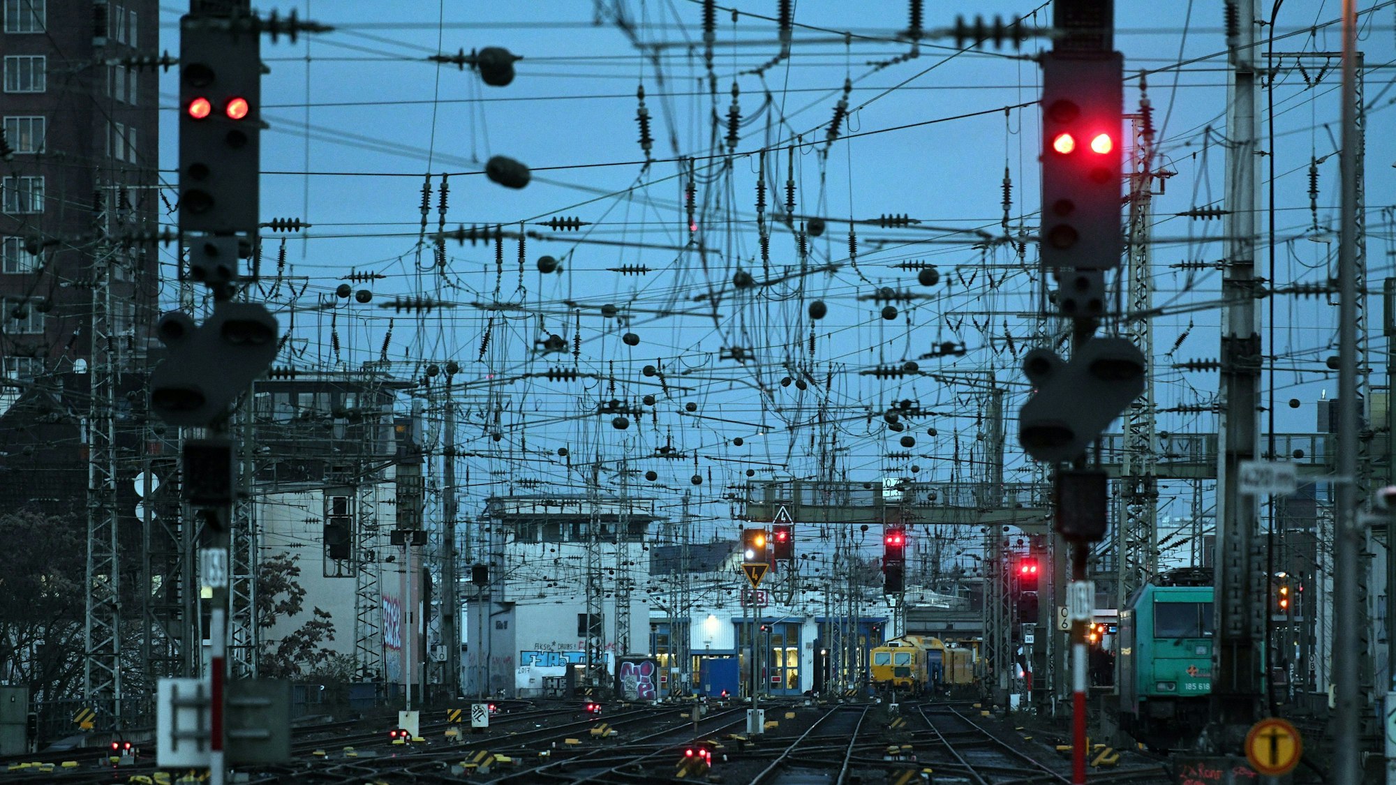 ARCHIV - 10.12.2018, Nordrhein-Westfalen, Köln: Die Signale um den Hauptbahnhof stehen auf rot. Wegen umfangreicher Bauarbeiten an Stellwerken wird die Bahnstrecke zwischen Köln und Bonn gesperrt. . (zu dpa: «Stellwerk-Arbeiten: Zug-Fahrplan im Rheinland eingeschränkt») Foto: Henning Kaiser/dpa +++ dpa-Bildfunk +++
