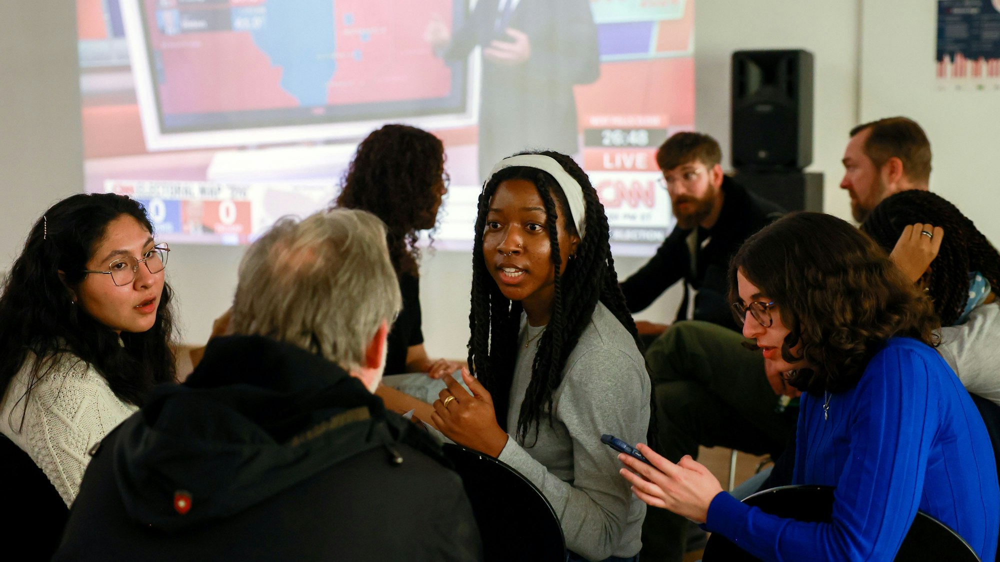 05.11.2024, Köln: Wahlparty des Vereins Amerikahaus zur Wahl eines neuen Präsidenten in den USA im Alten Pfandhaus.
Im Bild u.a. Dallas Blackwell (weißes Haarband).
copyright Michael Bause