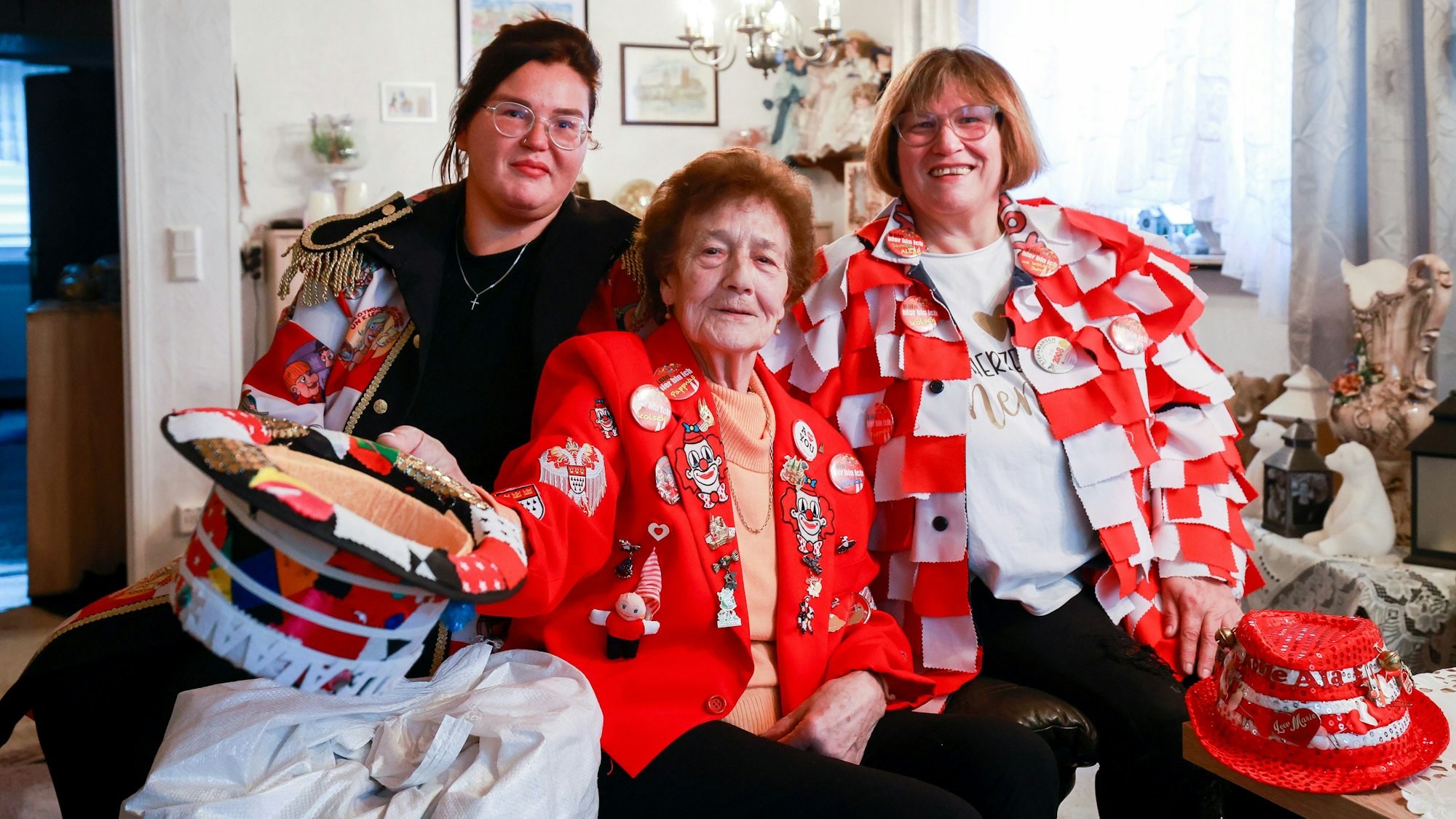 Edith Papke steht seit Jahren mit ihrer Familie am 11.11. auf dem Heumarkt in der ersten Reihe.
Im Bild v.l.n.r. Laura Hoffmann, Edith Papke und Claudia Hoffmann.