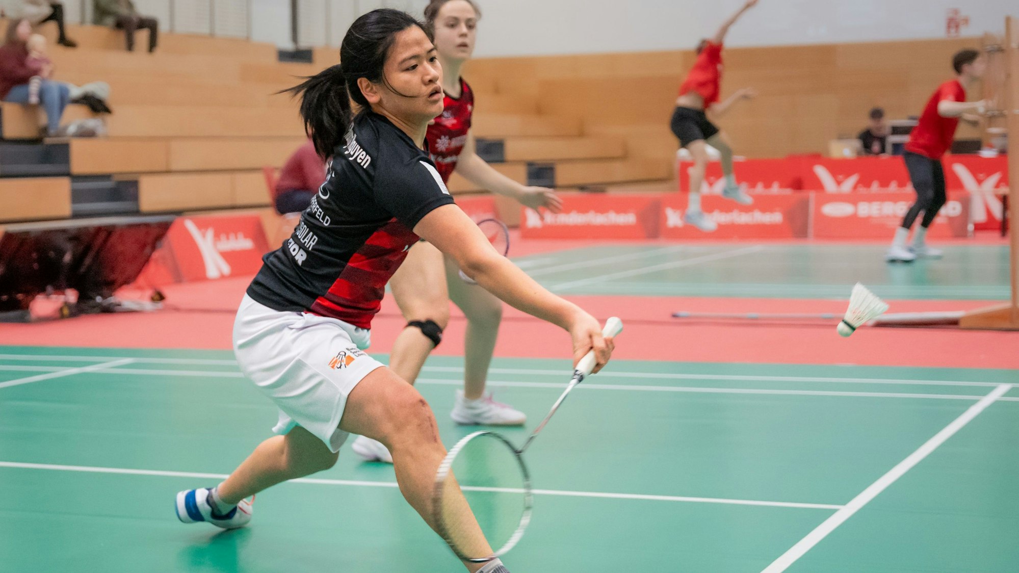 Badmintonspielerin Thuc Phuong Nguyen in einer Spielsituation.