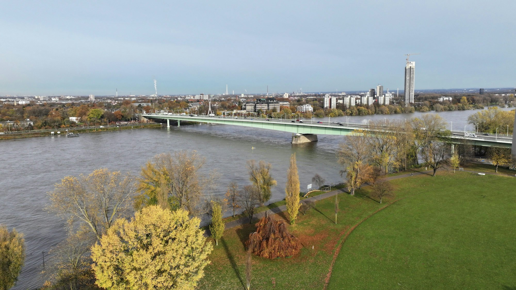 Luftaufnahme Zoobrücke in Köln, im Vordergrund der Rheinpark