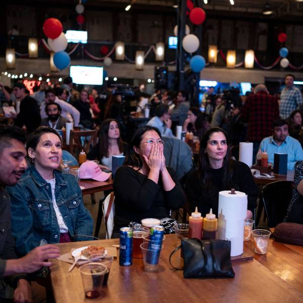 Menschen verfolgen in einem Restaurant die Berichterstattung über die US-Wahl 2024.