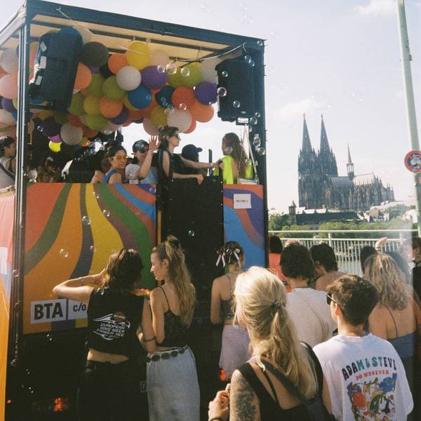 CSD-Parade mit Domblick.