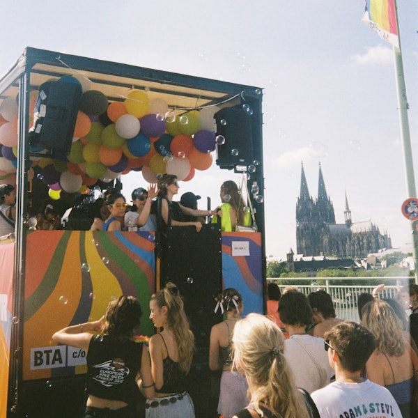 CSD-Parade mit Domblick.