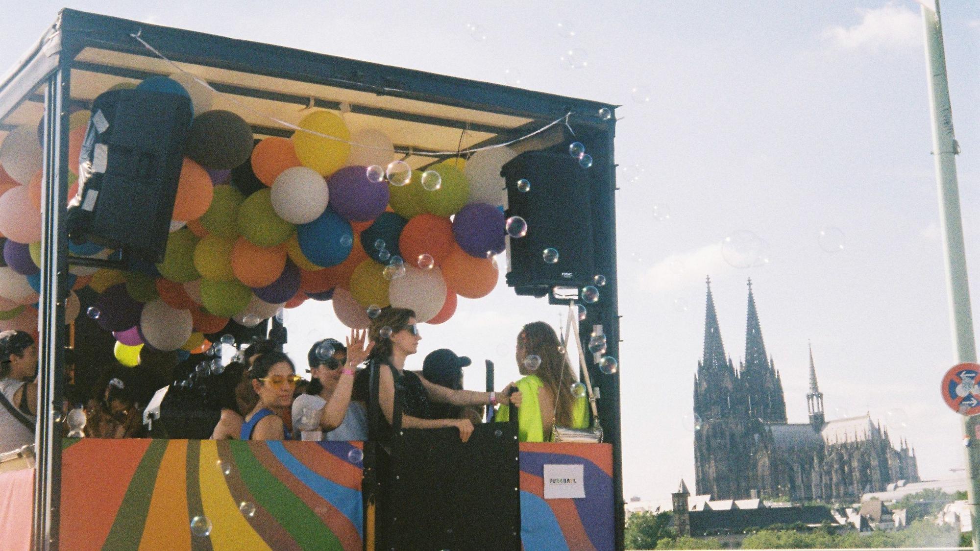 CSD-Parade mit Domblick.