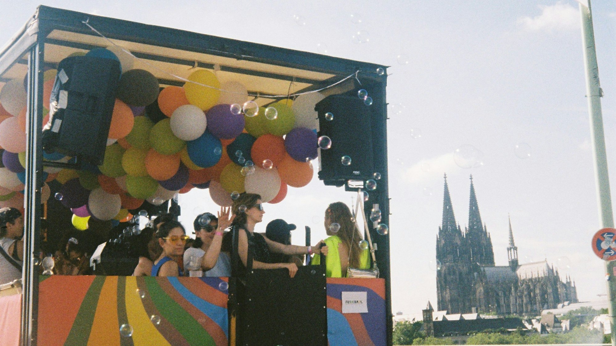 CSD-Parade mit Domblick.