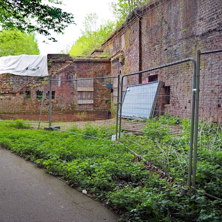 Neben der vorgebauten Kaponniere führte früher eine Treppenanlage in den ehemaligen Schmuckgarten auf dem Dach des Forts.